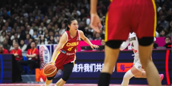 华体会体育官方皇马的赞助商-输15分！女篮功勋0分5失误却被原谅，球迷：这队友欧文来了都没用