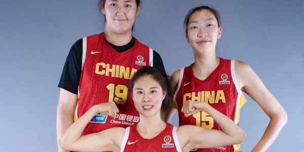 华体会体育官方皇马的赞助商-输15分！女篮功勋0分5失误却被原谅，球迷：这队友欧文来了都没用