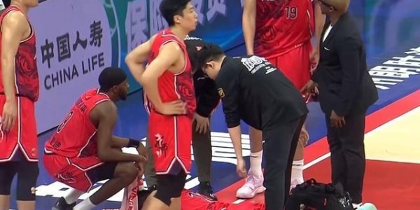 华体会体育官方皇马的赞助商-望无大碍！郭艾伦膝盖受伤痛苦倒地 无法站立担架车推着离场