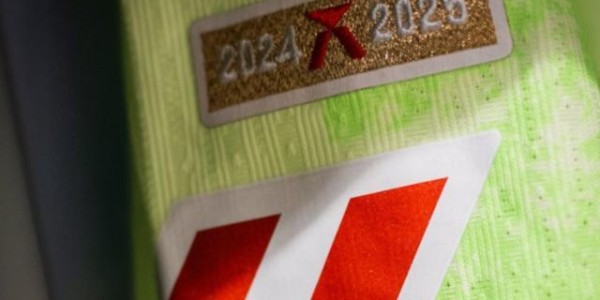 巴萨球衣右袖处新增一金色标志，马卡：此为卫冕冠军的徽标