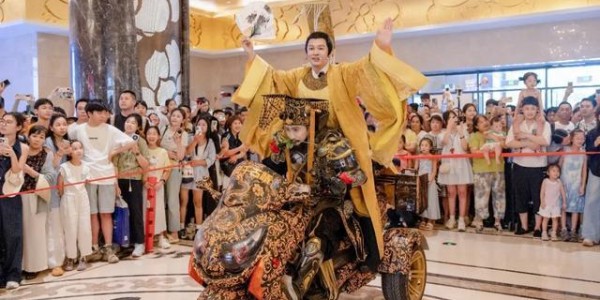 “李世民”在景区跳科目三