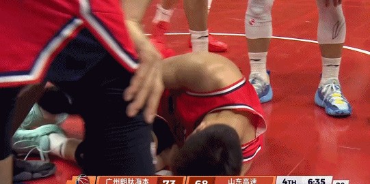 华体会体育官方皇马的赞助商-望无大碍！郭艾伦膝盖受伤痛苦倒地 无法站立担架车推着离场