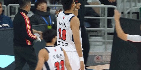 惨烈！王少杰鼻子被打出血被迫下场治疗引关注 杜锋脸如铁色