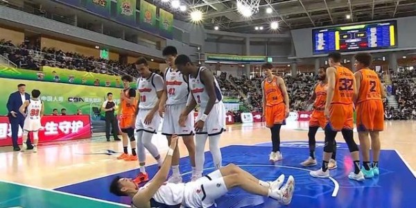 惨烈！王少杰鼻子被打出血被迫下场治疗引关注 杜锋脸如铁色