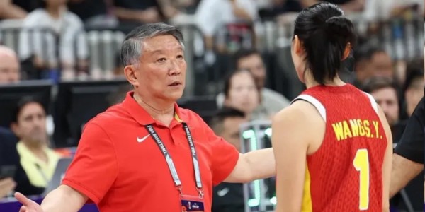 华体会体育官方皇马的赞助商-输15分！女篮功勋0分5失误却被原谅，球迷：这队友欧文来了都没用