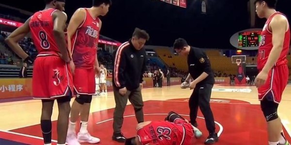 华体会体育官方皇马的赞助商-望无大碍！郭艾伦膝盖受伤痛苦倒地 无法站立担架车推着离场