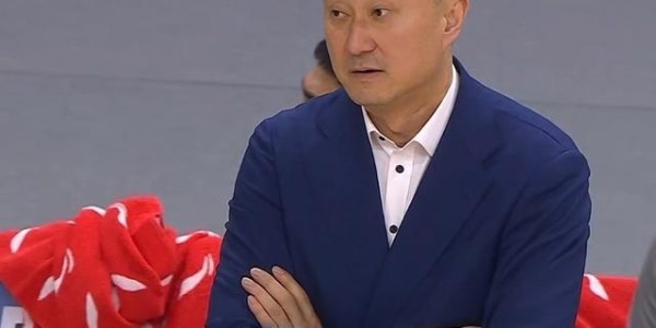 惨烈！王少杰鼻子被打出血被迫下场治疗引关注 杜锋脸如铁色