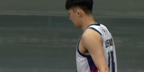 华体会体育官方皇马的赞助商-望无大碍！郭艾伦膝盖受伤痛苦倒地 无法站立担架车推着离场